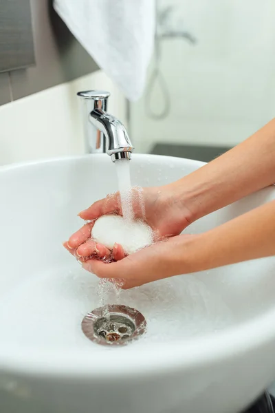 Ragazza lava le mani in bel bagno — Foto Stock