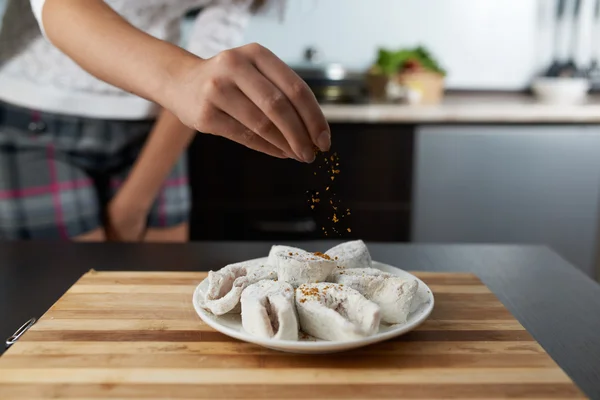 Girl spill peper to roll fish — Stock Photo, Image