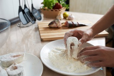 Kız dilim balık unu alır.