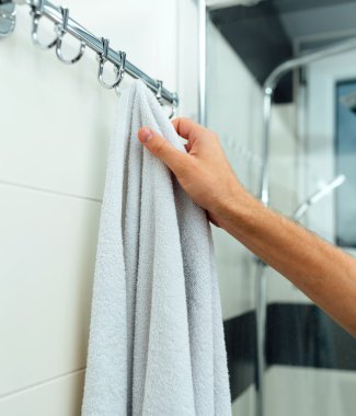 adam bir havlu tutuyor