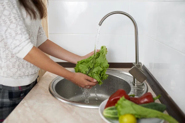 Girl clean lettuce under water — Stock Photo, Image