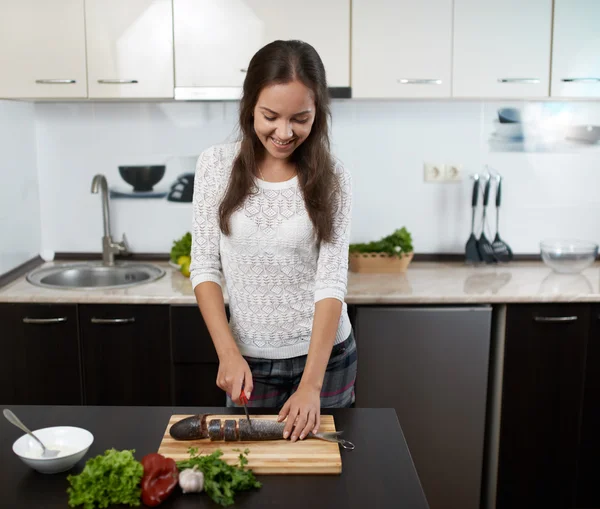 Girl in the kitchen cook dinner — Stock Photo, Image