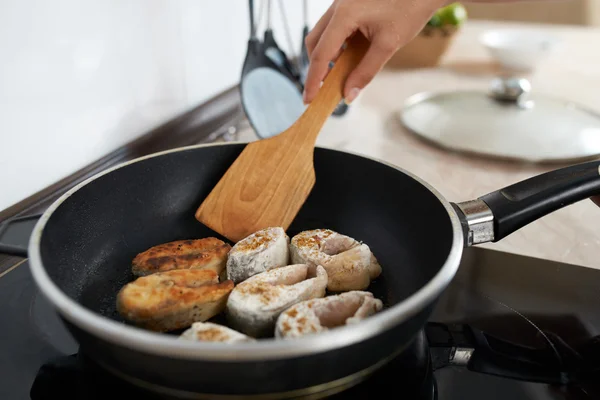 kız mutfak yavru balık tavası