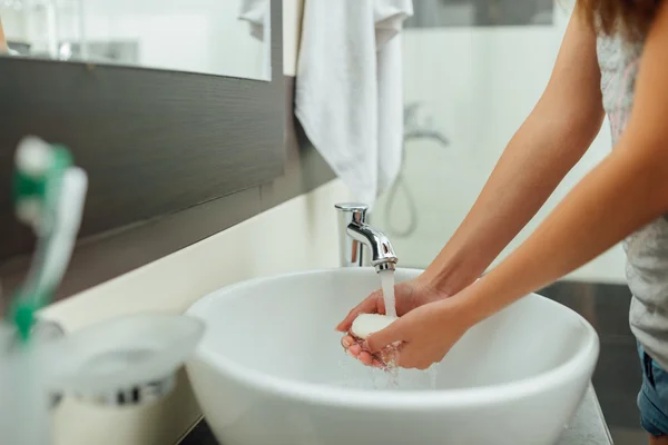 Girl washes her hands — Stock Photo, Image