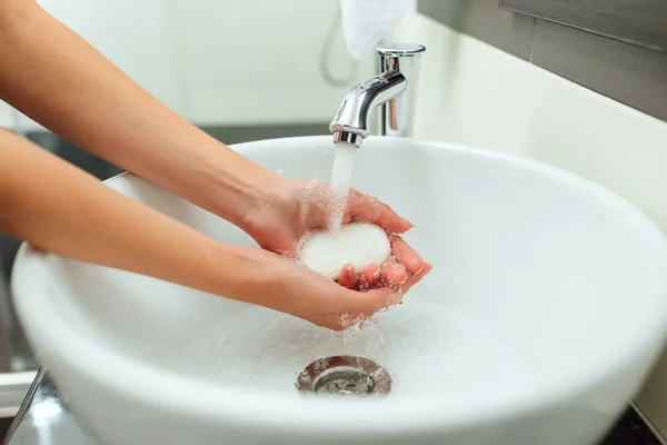 Ragazza lava le mani nel bellissimo bagno con sapone — Foto Stock