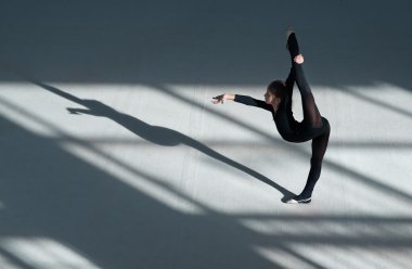 Ritmik jimnastik salonu dengede yapıyor kız