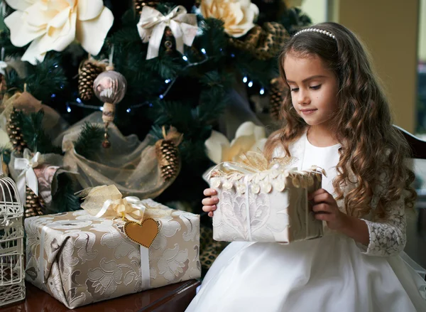 Bella ragazza in possesso di regalo per il nuovo anno — Foto Stock