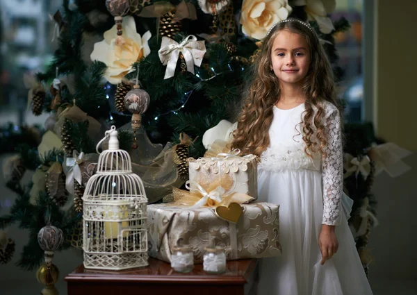 Bella ragazza in abito bianco vicino all'albero di Natale — Foto Stock