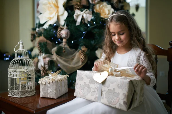 Bella ragazza vicino albero di Natale disimballaggio regali — Foto Stock