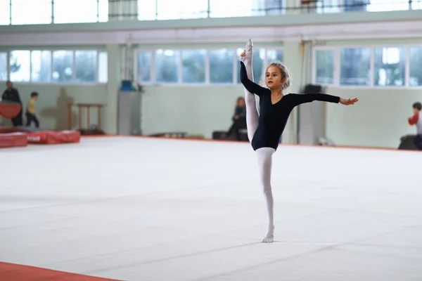 Gadis yang melakukan split dan keseimbangan — Stok Foto