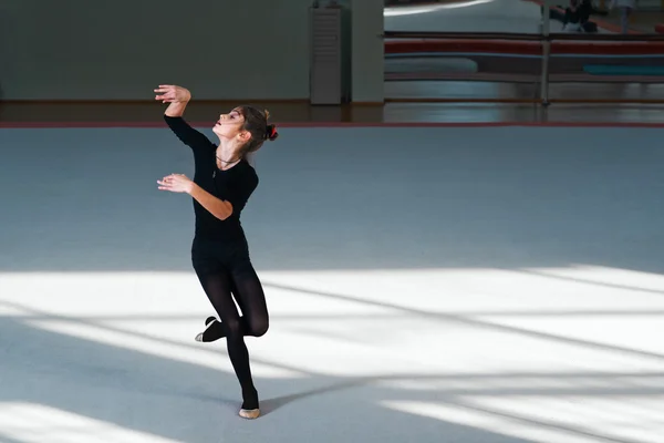 Girl dancing in  hall rhythmic gymnastics — Stock Photo, Image