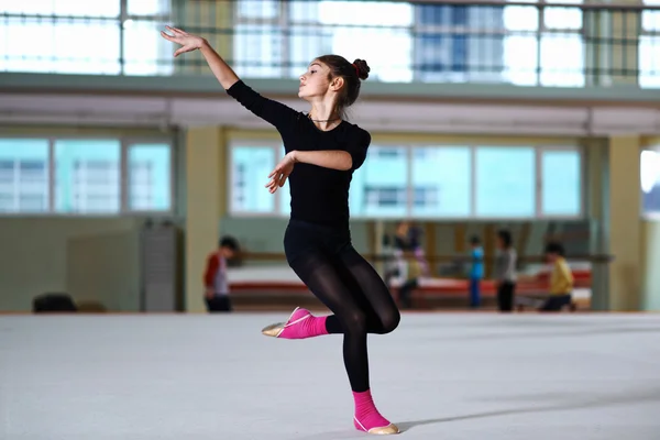 Девушка танцует на тренировке художественной гимнастики — стоковое фото