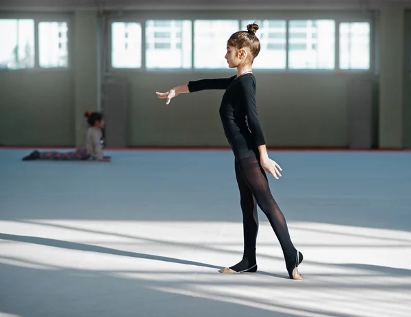 Девушка, занимающаяся художественной гимнастикой в спортзале — стоковое фото