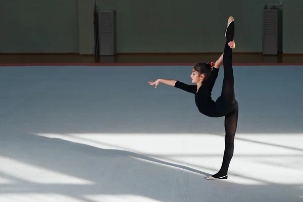 Mädchen beim Balanceakt in der Halle Rhythmische Sportgymnastik — Stockfoto