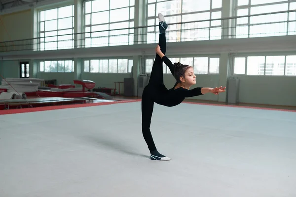 Gimnasta realiza un equilibrio con división . — Foto de Stock