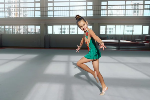 Meisje gymnast voert dans in gymnastiek — Stockfoto