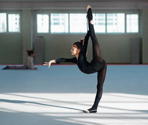 Meisje doet het evenwicht in hall ritmische gymnastiek — Stockfoto