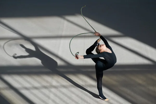 Ragazza che fa la corda di equilibrio. ginnastica ritmica . — Foto Stock