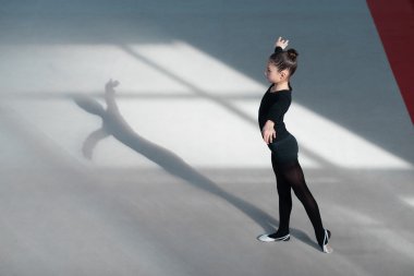 İlk durumda jimnastikçi