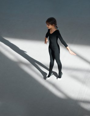 Ritmik Jimnastik salonunda pratik kız