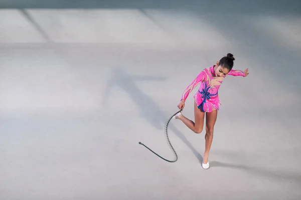 Gymnast in een mooie jurk dansen met touw — Stockfoto