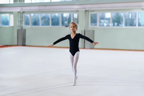 Menina formação rítmica ginástica — Fotografia de Stock