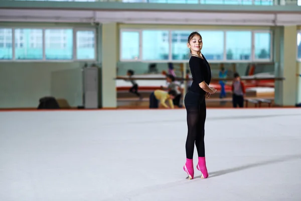 Девушка танцует на тренировке художественной гимнастики — стоковое фото