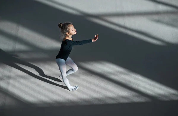 Ragazza che balla in sala ginnastica ritmica — Foto Stock