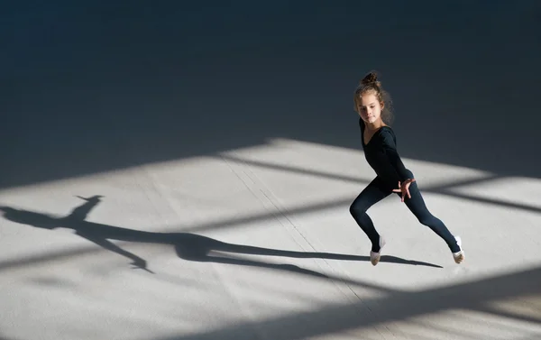 Gadis kecil berlari di aula olahraga — Stok Foto