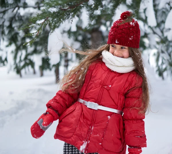 Dziewczyna w parku snowy śmiejąc się — Zdjęcie stockowe