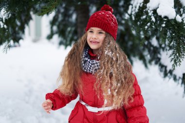 Kız bir ağacın altında kışın ayakta