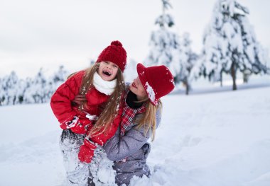 komik anne ve karla kaplı park kışın oynarken kızı