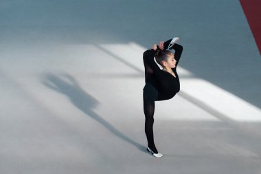 siyah elbiseli güzel kız denge yapar