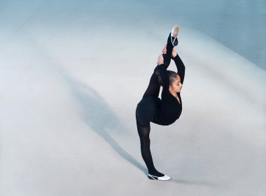 bakiyesini elbiseli güzel kız 