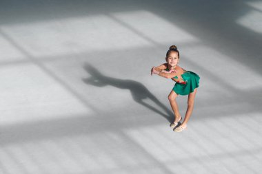 Kameraya bakarak poz elbiseli kız