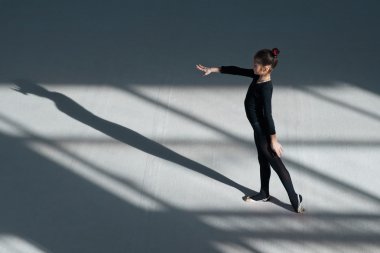 ritmik jimnastik salonu dans kızı