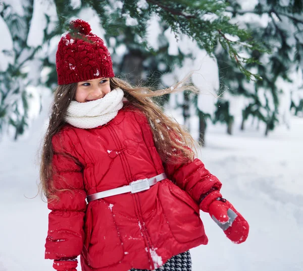 Fille dans un parc enneigé rire — Photo