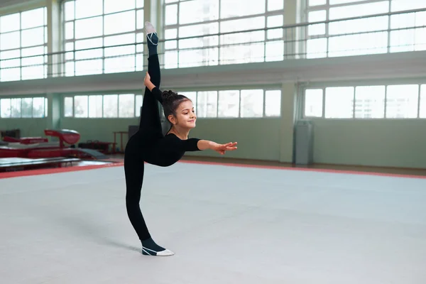 Gymnast performs a balance with split. — Stock Photo, Image