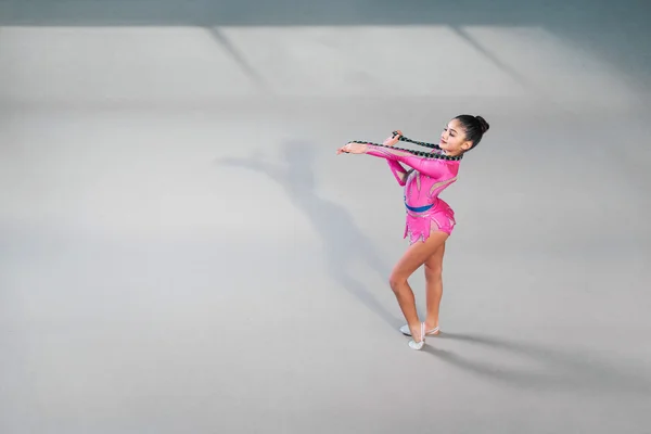 Gimnastyczka w piękny strój taniec z liny — Zdjęcie stockowe