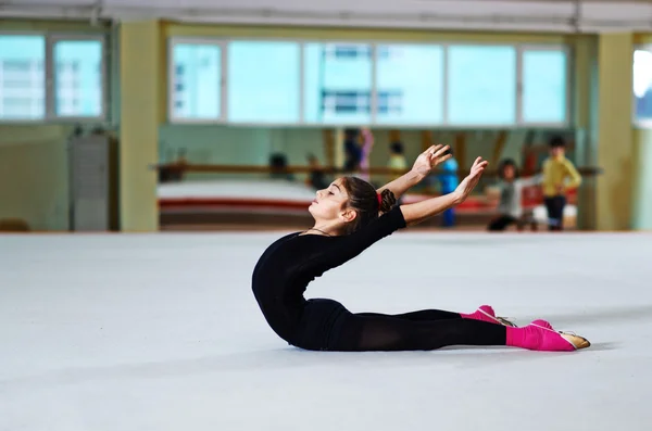 Girl doing backfold  training — Stock Photo, Image