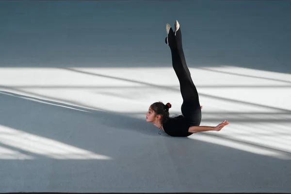 Mädchen machen Backfold rhythmische Gymnastik — Stockfoto