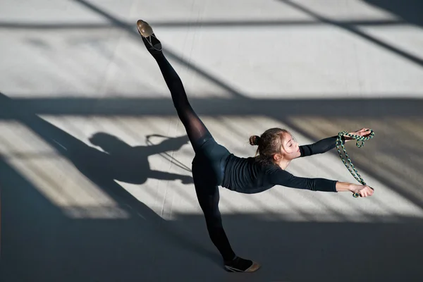Jente som lager balansetau. rytmisk gymnastikk . – stockfoto