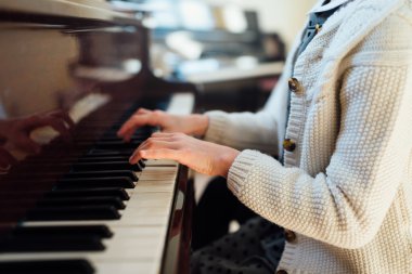 Ellerini kız piyano  