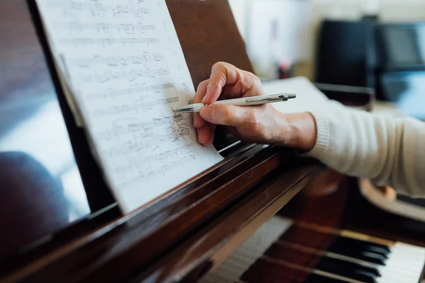 Escribir notas sobre partituras —  Fotos de Stock