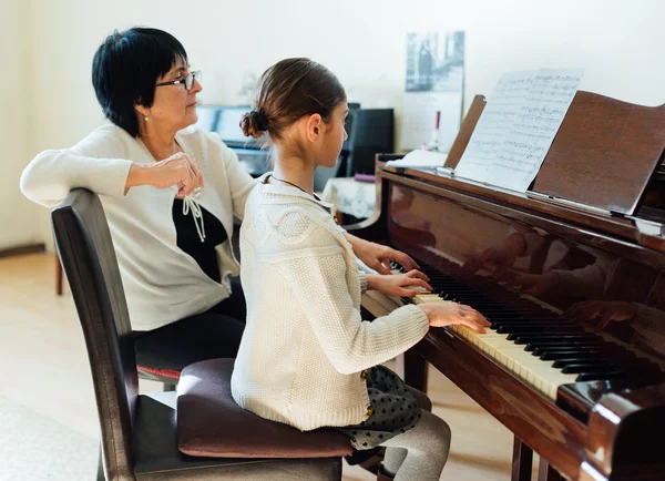 Leçons de piano à l'école de musique — Photo