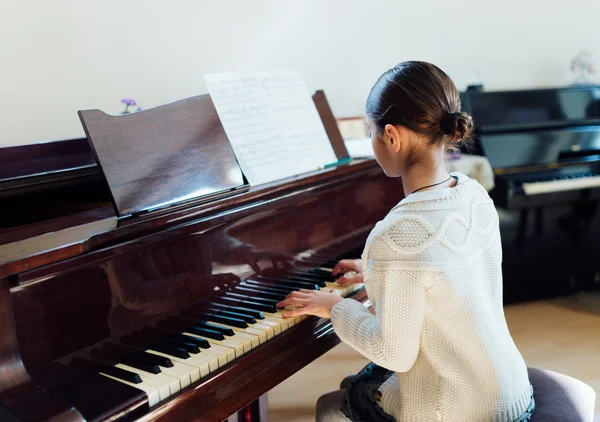 Ragazza che suona il pianoforte a coda — Foto Stock