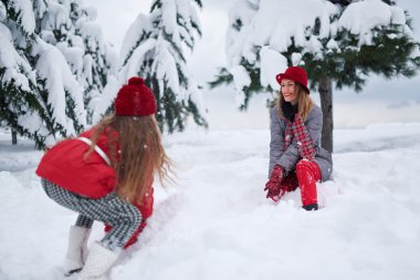 Anne ve kızı bir parkta dinlenme  