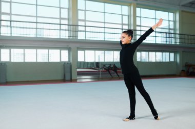 İlk durumda jimnastikçi