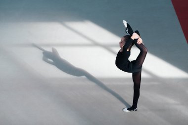 bakiyesini elbiseli güzel kız 