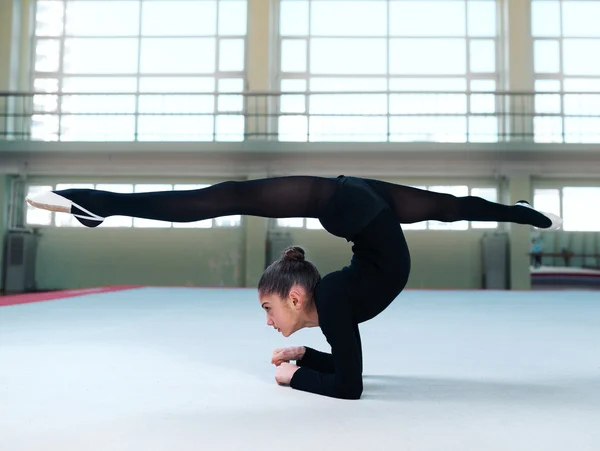 Flexibele meisje permanent doen de splitsingen — Stockfoto